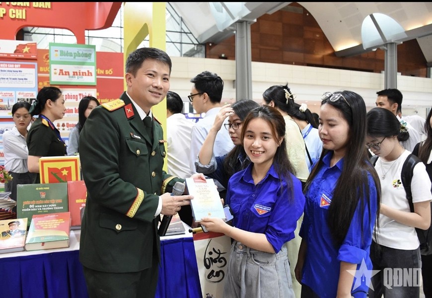Thắm tình quân-dân giữa hội báo.