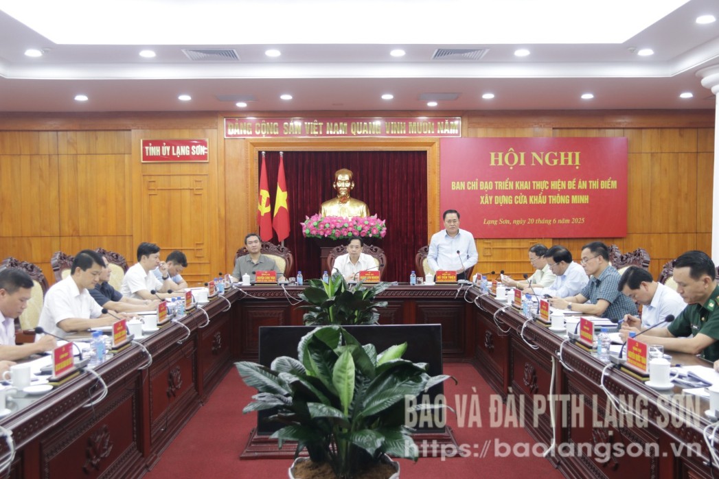 Đồng chí Hồ Tiến Thiệu, Phó Bí thư Tỉnh ủy, Chủ tịch UBND tỉnh phát biểu tại hội nghị