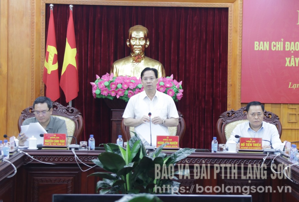 Đồng chí Hoàng Văn Nghiệm, Bí thư Tỉnh ủy, Trưởng Đoàn đại biểu Quốc hội tỉnh, Trưởng Ban Chỉ đạo phát biểu chỉ đạo tại hội nghị