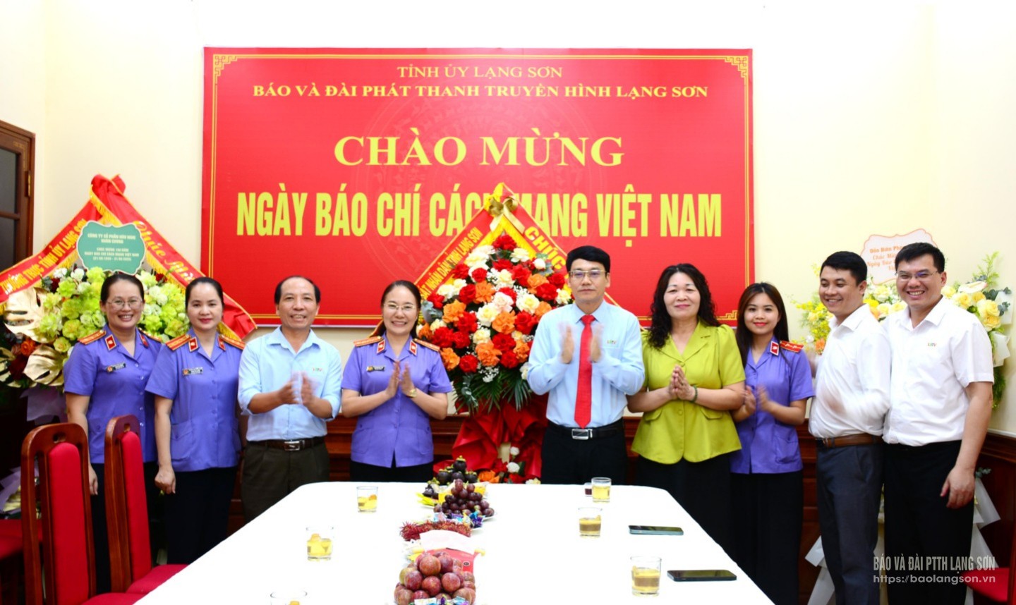 Lãnh đạo Viện Kiểm sát Nhân dân tỉnh tặng hoa, chúc mừng Ban Biên tập, cán bộ, viên chức, người lao động Báo và Đài PTTH Lạng Sơn