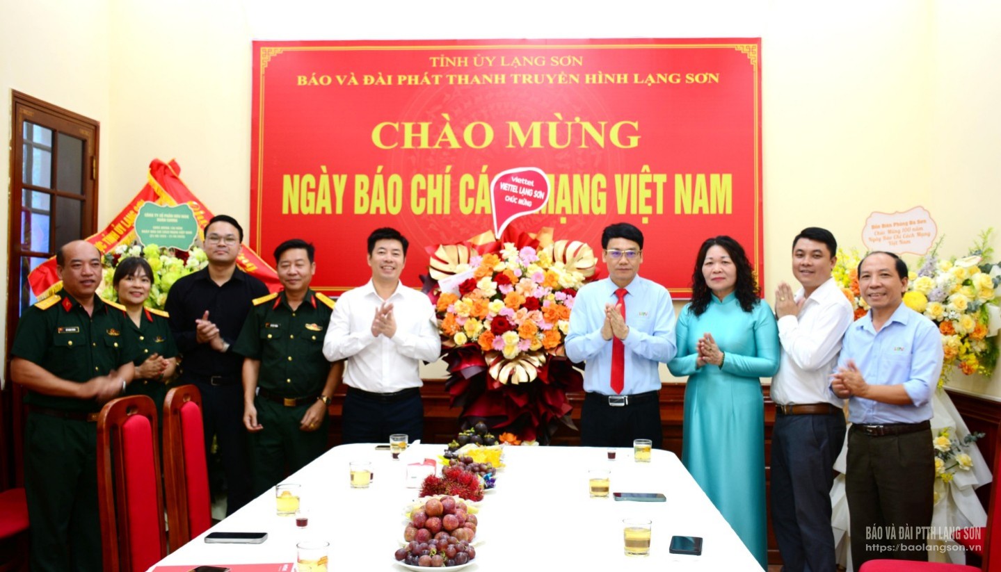 Đại diện lãnh đạo Viettel Lạng Sơn tặng hoa, chúc mừng Ban Biên tập, cán bộ, viên chức, người lao động Báo và Đài PTTH Lạng Sơn