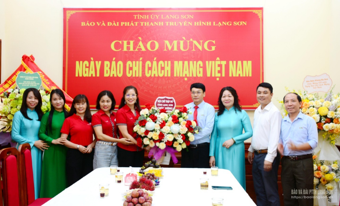 Lãnh đạo Hội Chữ thập đỏ tỉnh tặng hoa, chúc mừng Ban Biên tập, cán bộ, viên chức, người lao động Báo và Đài PTTH Lạng Sơn
