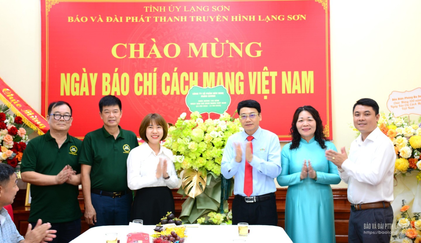Đại diện Công ty Cổ phần Hữu Nghị Xuân Cương tặng hoa, chúc mừng Ban Biên tập, cán bộ, viên chức, người lao động Báo và Đài PTTH Lạng Sơn