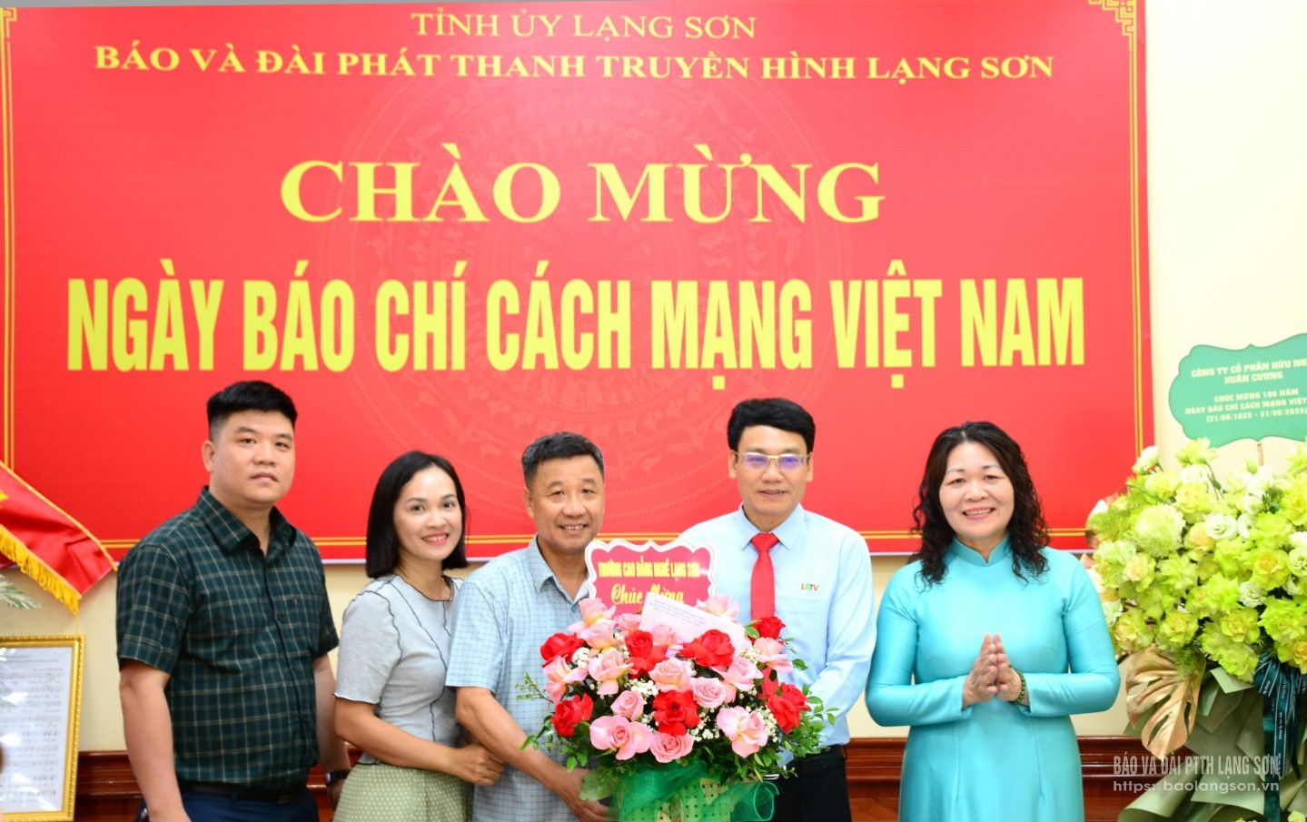Đại diện lãnh đạo Trường Cao đẳng nghề Lạng Sơn tặng hoa, chúc mừng Ban Biên tập, cán bộ, viên chức, người lao động Báo và Đài PTTH Lạng Sơn