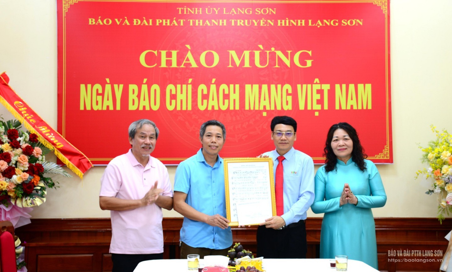 Đại diện Chi hội Nhạc sỹ Việt Nam tỉnh Lạng Sơn trao tặng tác phẩm viết về người làm báo tại Lạng Sơn đến lãnh đạo Ban Biên tập Báo và Đài PTTH Lạng Sơn