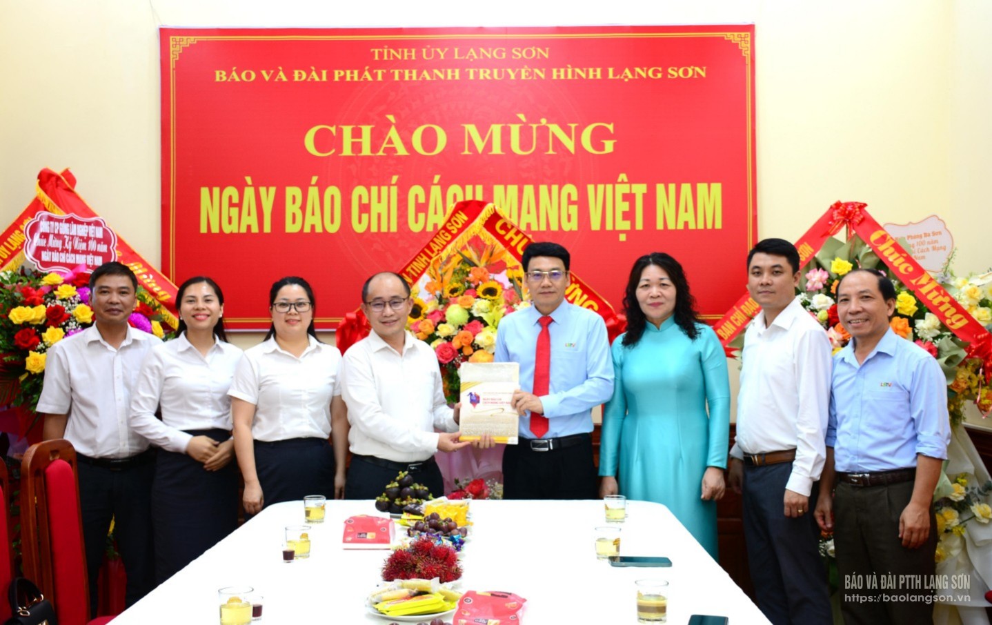Đại diện Bưu điện tỉnh tặng hoa, chúc mừng Ban Biên tập, cán bộ, viên chức, người lao động Báo và Đài PTTH Lạng Sơn