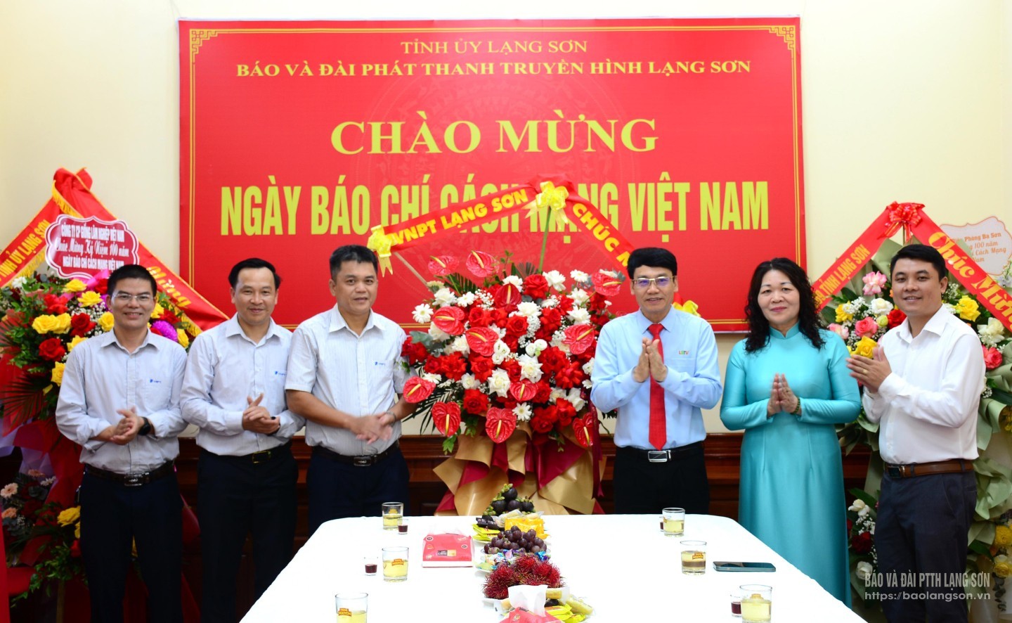Đại diện VNPT Lạng Sơn tặng hoa, chúc mừng Ban Biên tập, cán bộ, viên chức, người lao động Báo và Đài PTTH Lạng Sơn
