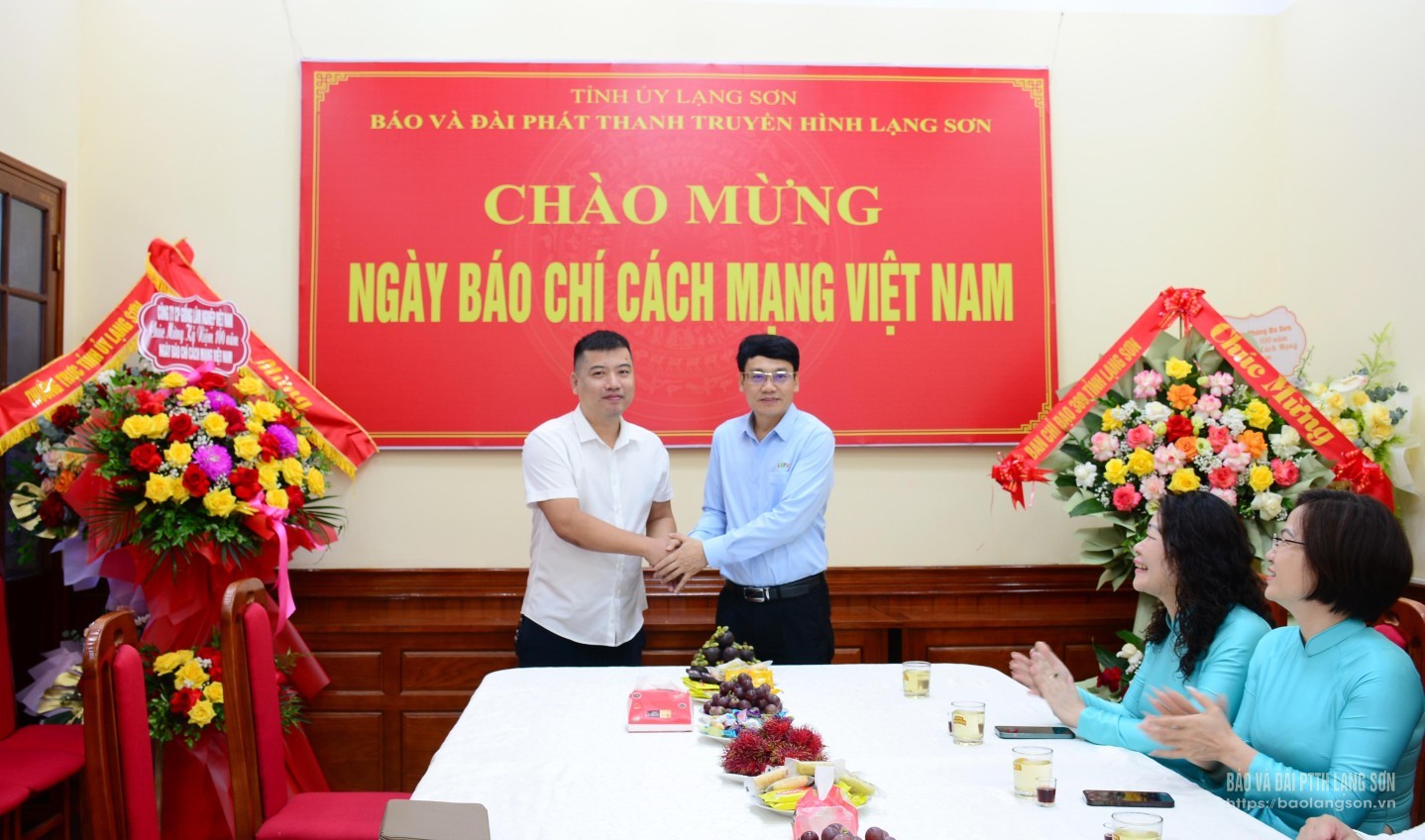 Đại diện UBND huyện Hữu Lũng chúc mừng Ban Biên tập, cán bộ, viên chức, người lao động Báo và Đài PTTH Lạng Sơn