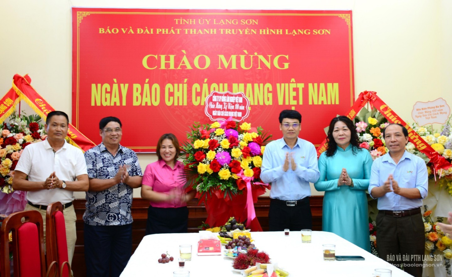Đại diện Công ty Cổ phần Giống lâm nghiệp vùng Đông Bắc tặng hoa, chúc mừng Ban Biên tập, cán bộ, viên chức, người lao động Báo và Đài PTTH Lạng Sơn