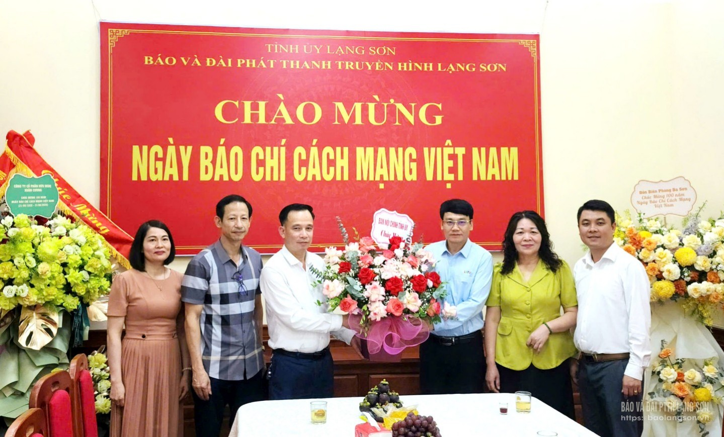 Đại diện lãnh đạo Ban Nội chính Tỉnh ủy tặng hoa, chúc mừng Ban Biên tập, cán bộ, viên chức, người lao động Báo và Đài PTTH Lạng Sơn