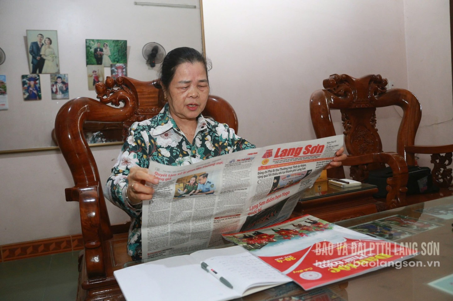 Người dân khối 10, thị trấn Cao Lộc, huyện Cao Lộc đọc báo, cập nhật thông tin về chính sách pháp luật mới