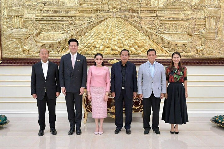 Thủ tướng Thái Lan Paetongtarn Shinawatra chụp ảnh cùng Chủ tịch Thượng viện Campuchia Hun Sen. (Ảnh: Thời báo khmer)