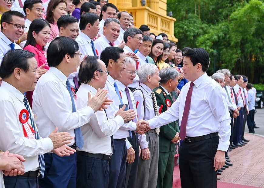 Chủ tịch nước Lương Cường và các đại biểu cùng các nhà báo, người làm báo tiêu biểu tại buổi gặp mặt, tuyên dương.