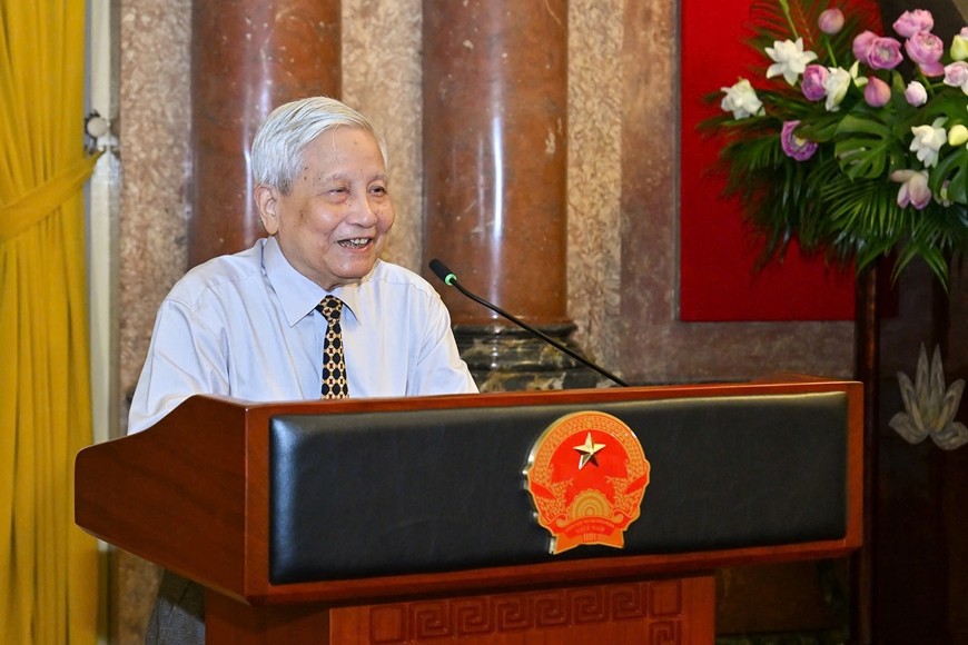 Nhà báo lão thành Hà Đăng phát biểu tại buổi gặp mặt, tuyên dương.