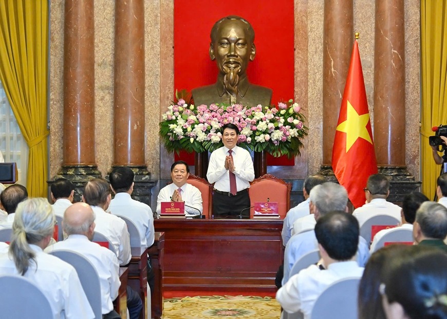 Chủ tịch nước Lương Cường và đồng chí Nguyễn Trọng Nghĩa tại buổi gặp mặt, tuyên dương.
