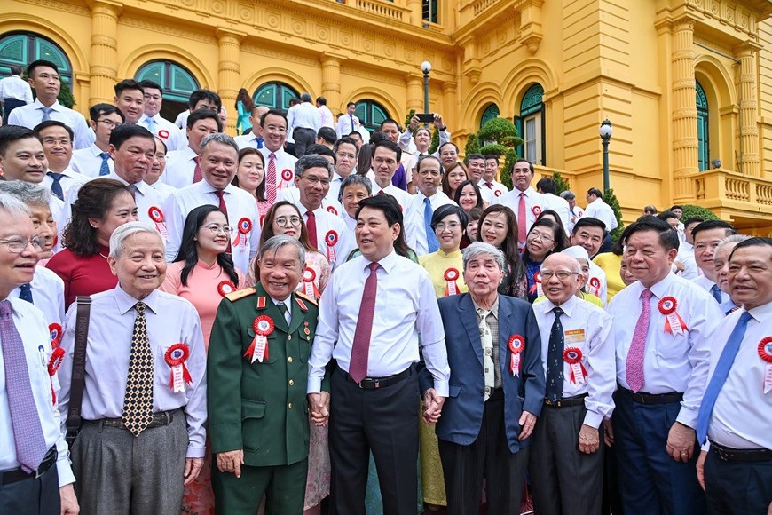 Chủ tịch nước Lương Cường và các đại biểu, cùng các nhà báo, người làm báo tiêu biểu tại buổi gặp mặt, tuyên dương.