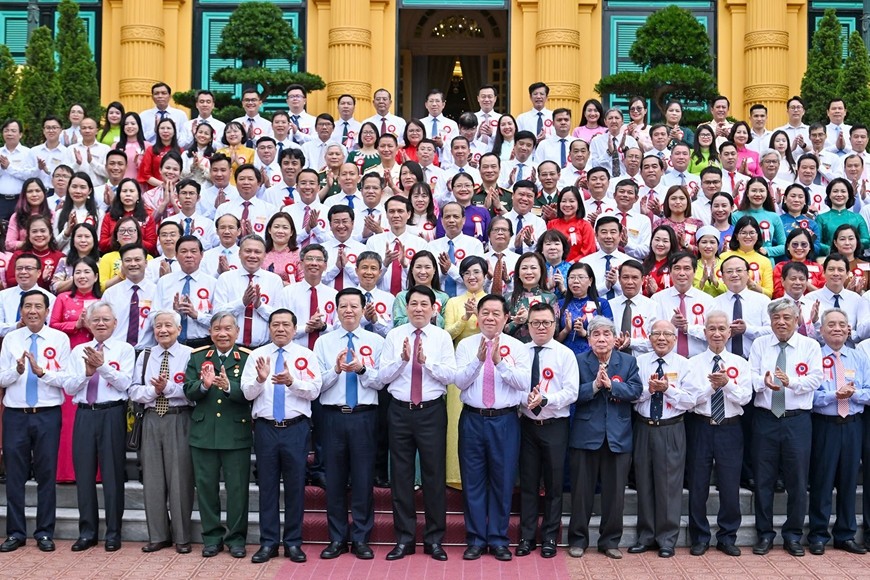 Chủ tịch nước Lương Cường và các đại biểu cùng các nhà báo, người làm báo tiêu biểu tại buổi gặp mặt, tuyên dương.