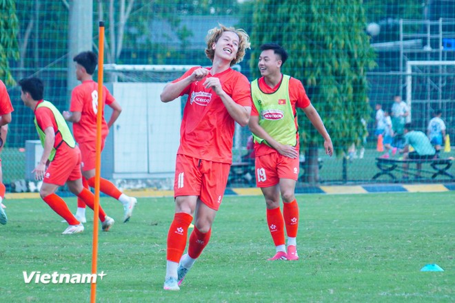 Le Viktor (số 11) hòa nhập tốt trong các buổi tập của U22 Việt Nam. (Ảnh: Việt Anh/Vietnam+)