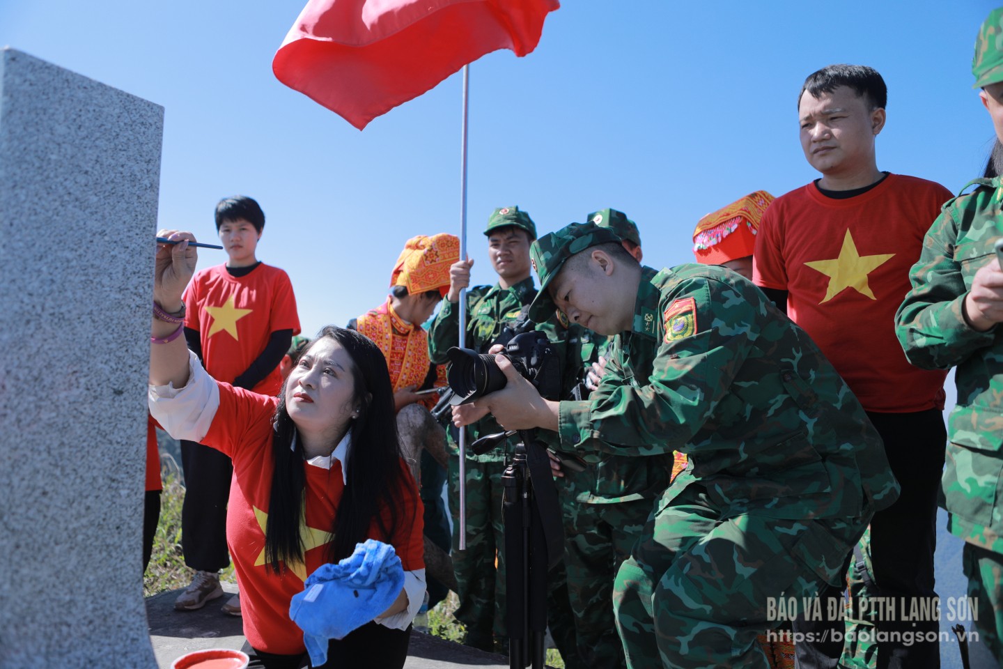 Trung úy Lý Văn Nhất, Nhân viên nhà Văn hoá, Bộ Chỉ huy Bộ đội Biên phòng tỉnh tác nghiệp tại cột mốc 1214