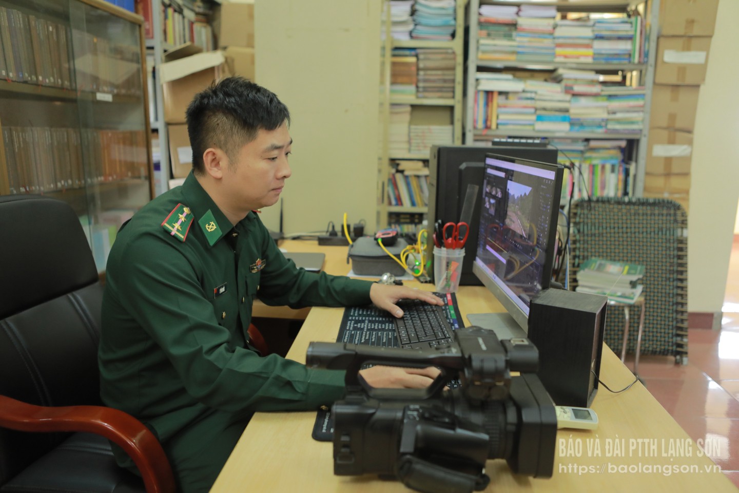 Trung úy Lý Văn Nhất, Nhân viên nhà Văn hoá, Bộ Chỉ huy Bộ đội Biên phòng tỉnh đang thực hiện sản xuất tác phẩm báo chí