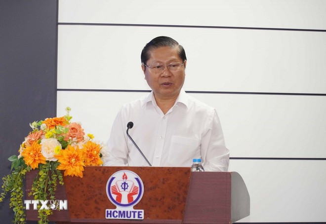 Thứ trưởng Bộ Giáo dục và Đào tạo Lê Tấn Dũng phát biểu tại hội thảo. (Ảnh: Thu Hoài/TTXVN)