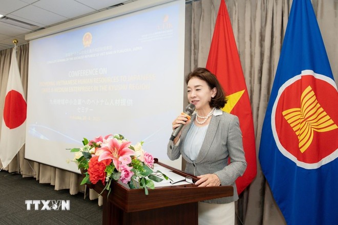 Bà Yuko Ohno, Phó Chủ tịch Hiệp hội Doanh nghiệp vừa và nhỏ Fukuoka phát biểu tại hội thảo. (Ảnh: Xuân Giao/TTXVN)