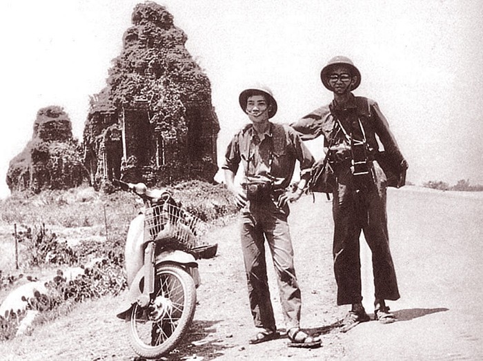 Nhà báo Lâm Hồng Long và nhà báo Trần Mai Hưởng (bên trái) trên đường chiến dịch (4/1975).