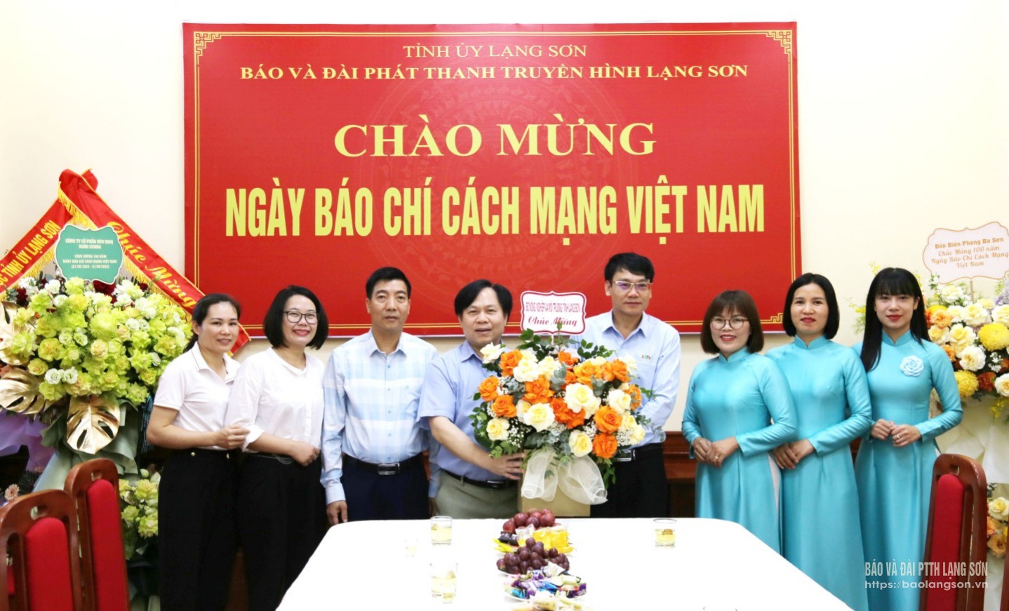 Lãnh đạo Sở Nông nghiệp và Môi trường tặng hoa, chúc mừng Ban Biên tập, cán bộ, viên chức, người lao động Báo và Đài PTTH Lạng Sơn