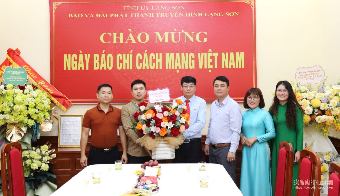 Đại diện Ban Quản lý Dự án đầu tư xây dựng tỉnh Lạng Sơn tặng hoa, chúc mừng Ban Biên tập, cán bộ, viên chức, người lao động Báo và Đài PTTH Lạng Sơn