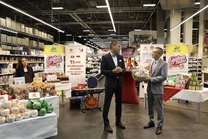 Vietnamese Ambassador to Germany Vu Quang Minh (right) thanks Selgros Lichtenberg CEO Marco Berger for creating conditions for Vietnamese agricultural products to reach German customers (Photo: VNA)