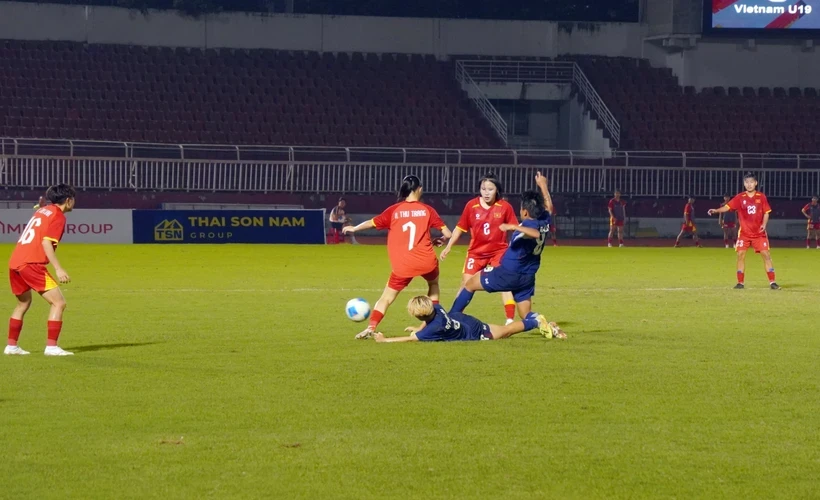 Vietnam U19 women’s team (in red) on the ball against Thailand U19 (in blue). (Photo: VNA)