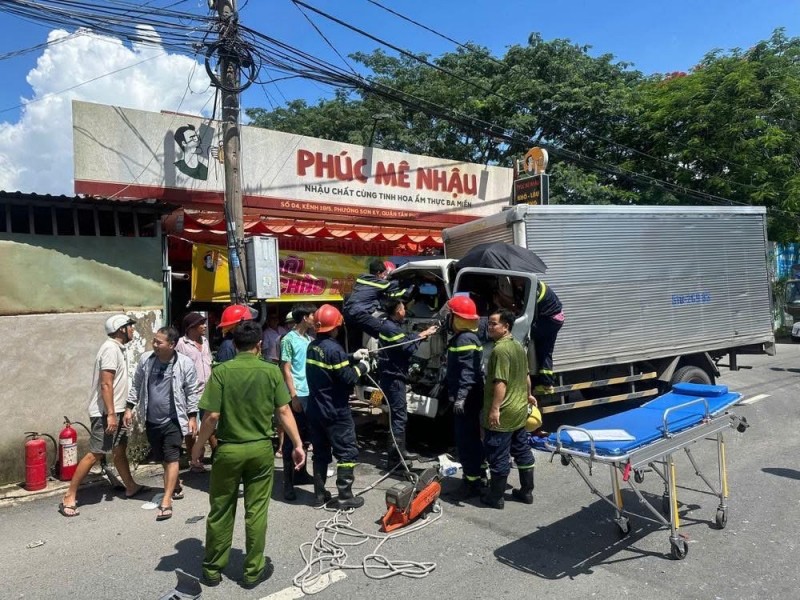 Cảnh sát cứu nạn cứu hộ tiếp cận hiện trường.