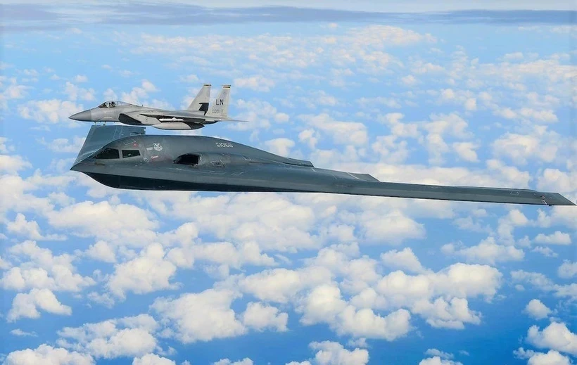 Máy bay B-2 cùng chiếc F-15C. (Nguồn: Business Insider)