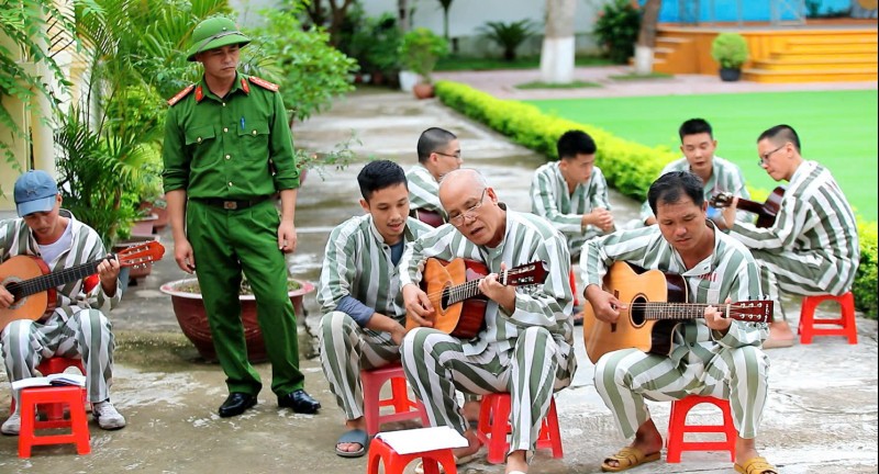 Các phạm nhân tham gia câu lạc bộ âm nhạc ở Trại giam số 3.