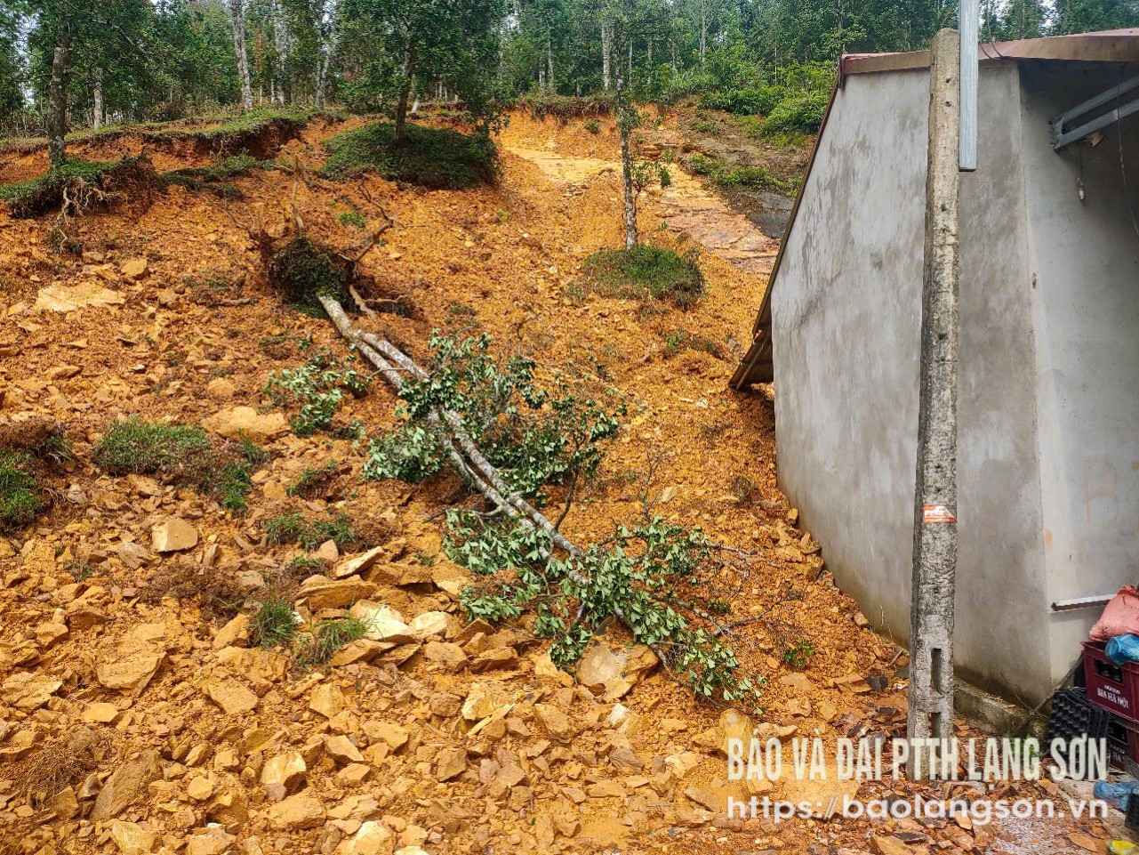 Mưa lớn làm đất đá sạt lở vào sau nhà dân tại huyện Bình Gia