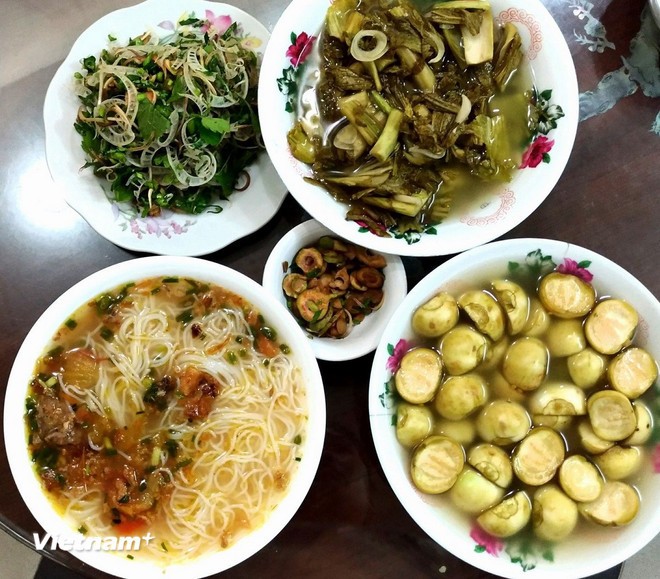 Dưa chua, cà muối. (Ảnh: Vietnam+)