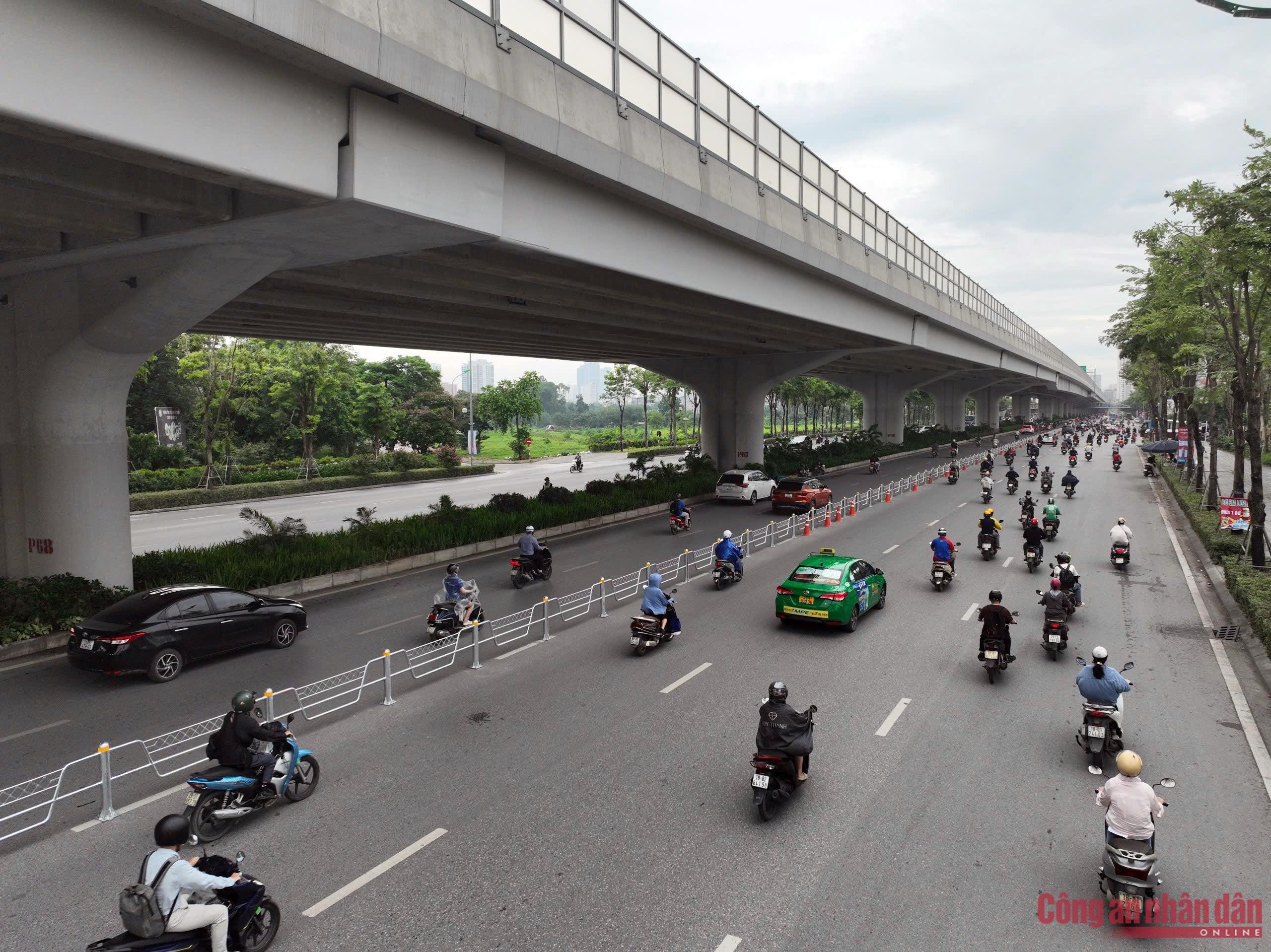 Đường Phạm Văn Đồng sau khi được lắp đặt một phần rào chắn ngăn cách, phân làn.