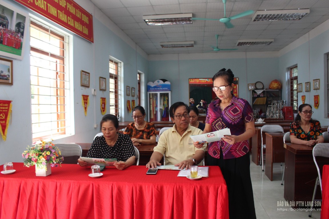 Bà Vinh tuyên truyền pháp luật đến đảng viên, người dân thôn