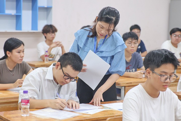 Thí sinh cần lưu ý về các quy định bắt buộc trong phòng thi tốt nghiệp THPT 2025 để tránh vi phạm quy chế. (Ảnh minh hoạ)