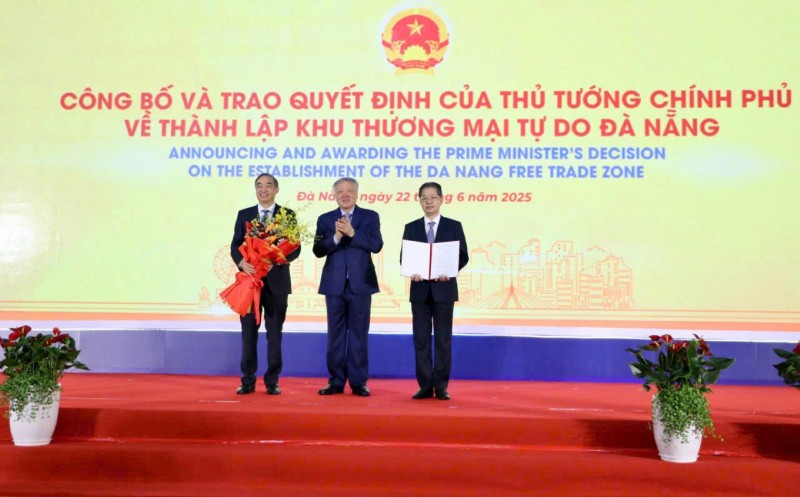 Phó Thủ tướng Thường trực Chính phủ Nguyễn Hòa Bình (giữa) trao Quyết định số 1142/QĐ-TTg ngày 13/6/2025 về việc thành lập Khu thương mại tự do Đà Nẵng cho lãnh đạo TP Đà Nẵng.