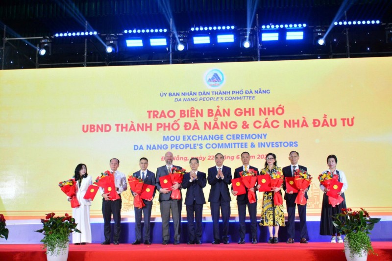 UBND TP Đà Nẵng trao biên bản ghi nhớ về đầu tư vào Khu thương mại tự do TP Đà Nẵng cho một số nhà đầu tư chiến lược.