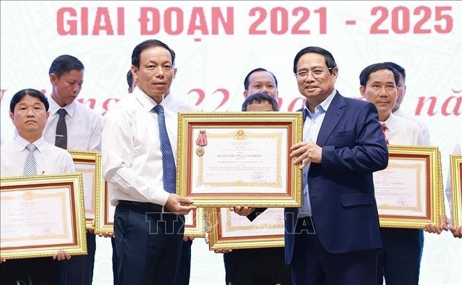 Thủ tướng Phạm Minh Chính trao Huân chương Lao động hạng Ba tặng Đảng bộ, chính quyền và nhân dân các huyện có thành tích xuất sắc trong Phong trào thi đua “Cả nước chung sức xây dựng nông thôn mới”.