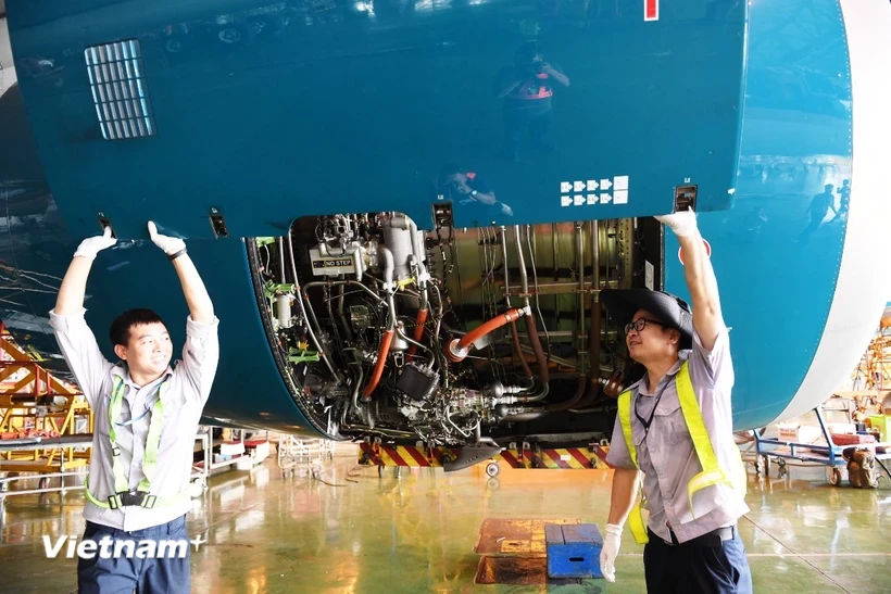 Nhân viên kỹ thuật hàng không thực hiện quy trình bảo dưỡng tàu bay. (Ảnh: Việt Hùng/Vietnam+)