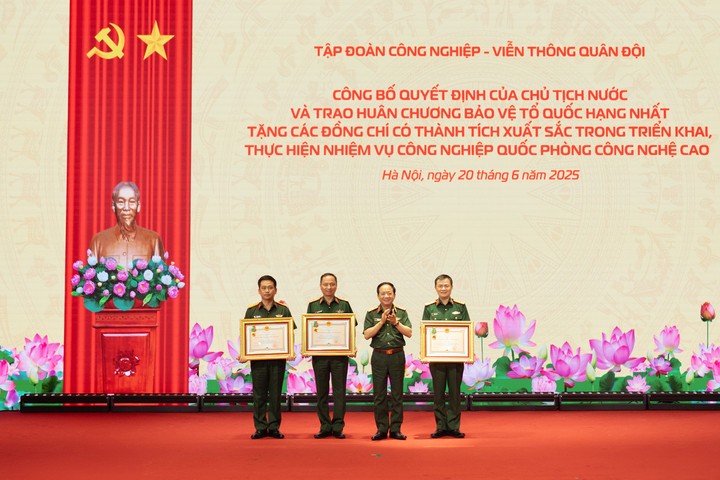 Tặng thưởng Huân chương Bảo vệ Tổ quốc hạng Nhất cho 3 cán bộ lãnh đạo, cán bộ chủ chốt của Tập đoàn Công nghiệp – Viễn thông Quân đội. (Ảnh: Viettel)