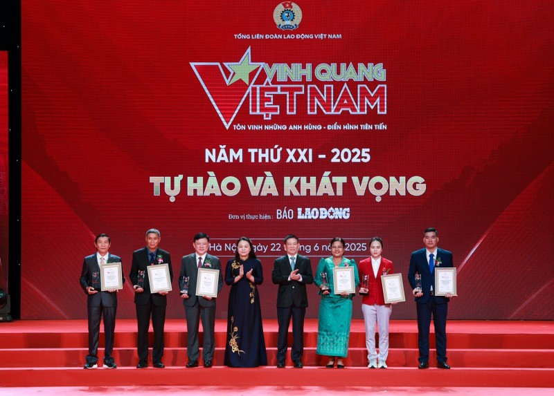 Phó Thủ tướng Chính phủ Hồ Đức Phớc trao biểu trưng vinh danh các cá nhân tại chương trình.