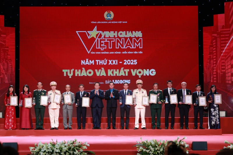 Trưởng Ban Tuyên giáo và Dân vận Trung ương Nguyễn Trọng Nghĩa và Chủ tịch Tổng Liên đoàn lao động Việt Nam Nguyễn Đình Khang trao biểu trưng vinh danh 13 tập thể tiêu biểu tại chương trình.