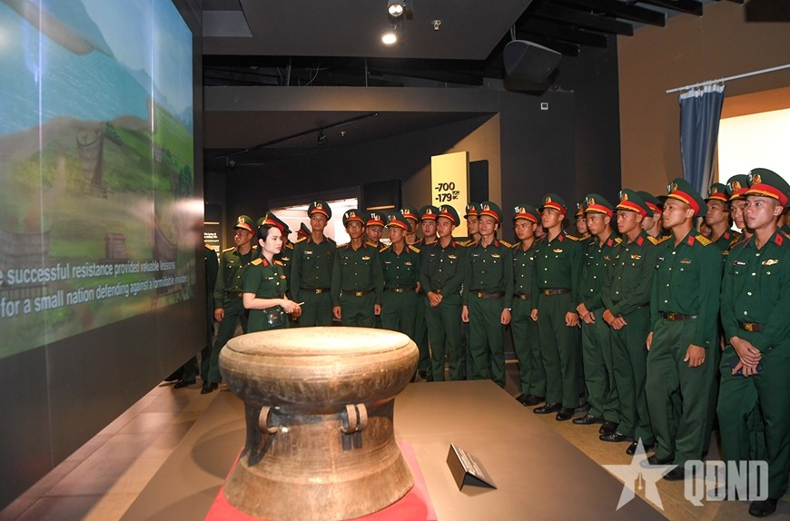 Cán bộ, chiến sĩ các khối tham gia diễu binh, diễu hành nghe giới thiệu tại Bảo tàng Lịch sử Quân sự Việt Nam.
