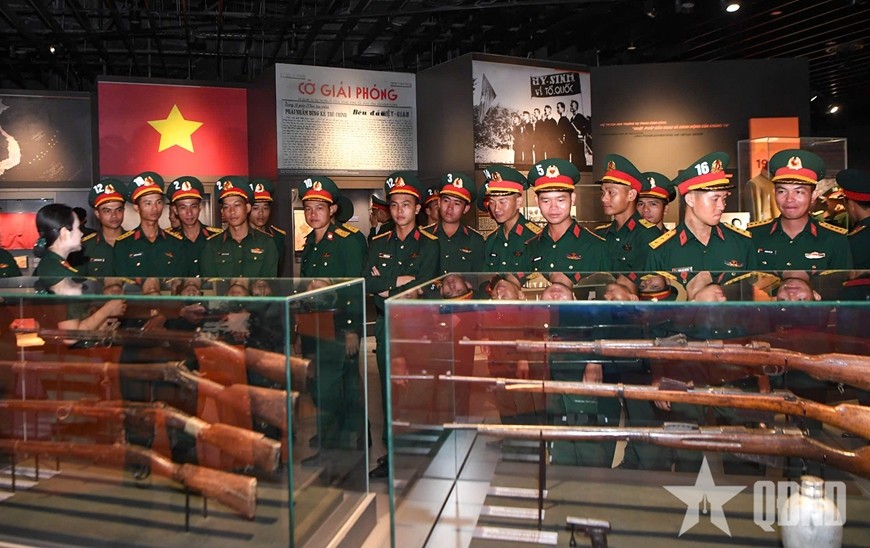 Thuyết minh viên của Bảo tàng Lịch sử Quân sự Việt Nam giới thiệu các hiện vật.