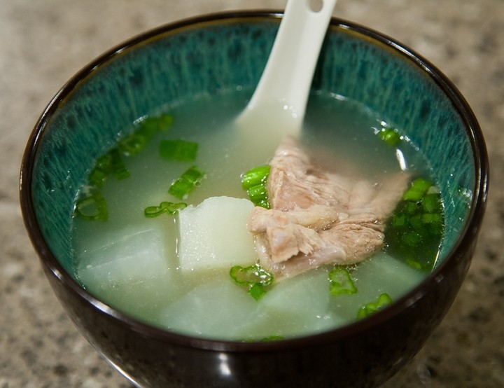 Dùng củ cải trắng là một mẹo nấu canh ngọt mà không dùng mỳ chính. (Ảnh: Asian Cooking Mom)