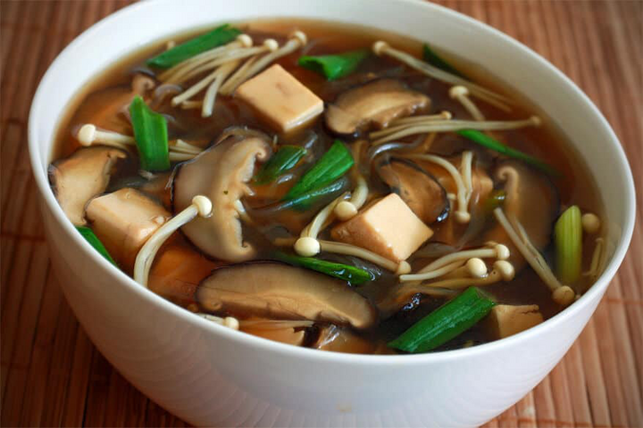 Nấm là nguyên liệu tốt cho sức khỏe và đem lại vị ngọt tự nhiên cho các món canh. (Ảnh: JPNasty)